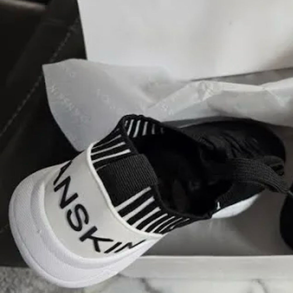 Danskin "Success"  black & white cool comfy stretch walking/run shoes size 8.5